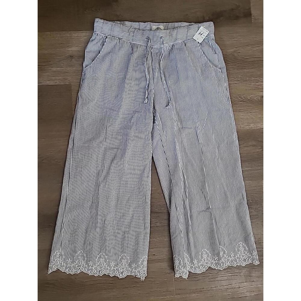 St Johns Bay Gray White Striped Pants Womens Medium Wide Leg Capri